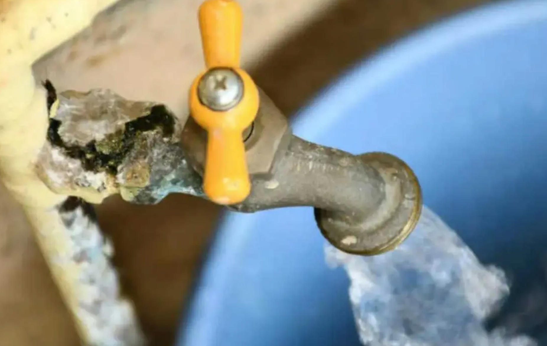 Reportan olor a gasolina en el agua de la Benito Juárez en CDMX